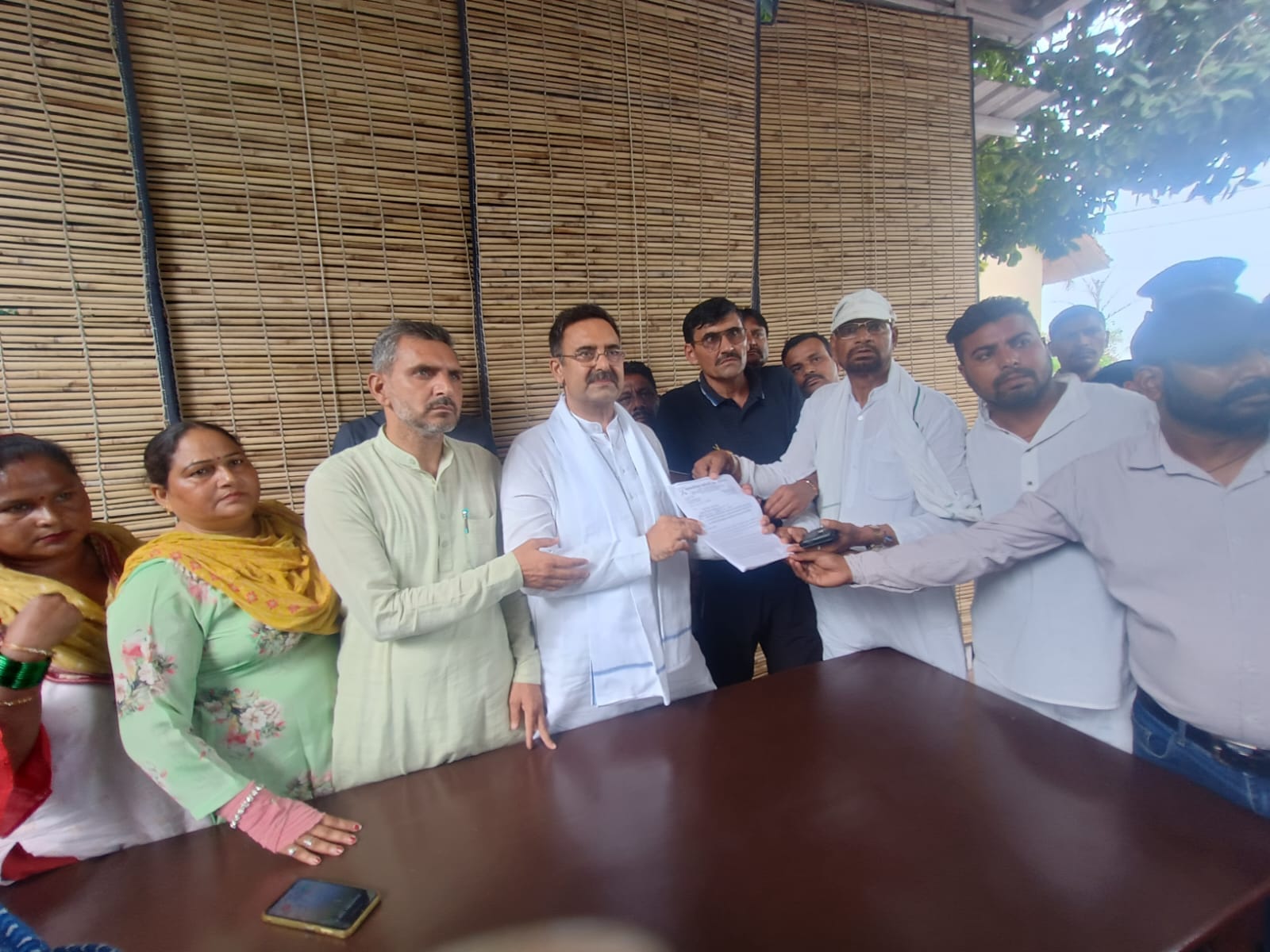 विधान सभा अध्यक्ष हरविंद्र कल्याण को ज्ञापन सौपते  नगरपालिका कर्मचारी संघ के सदस्य। स्वयं