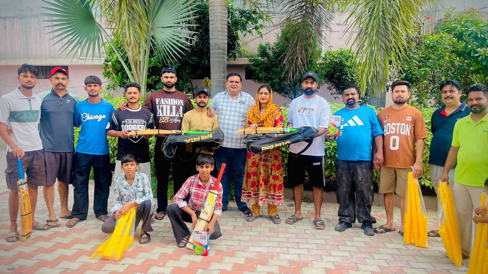 युवाओं को क्रिकेट खेल किट वितरित करने के उपरांत नगर पंचायत टाहलीवाल की अध्यक्ष निरंजना कुमारी व