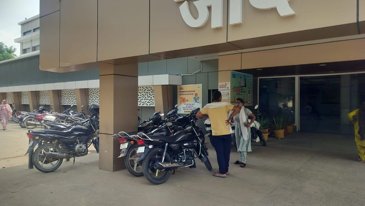 Parking facilities at the hospital are ineffective, with over 500 vehicles parked in front of the buildings.