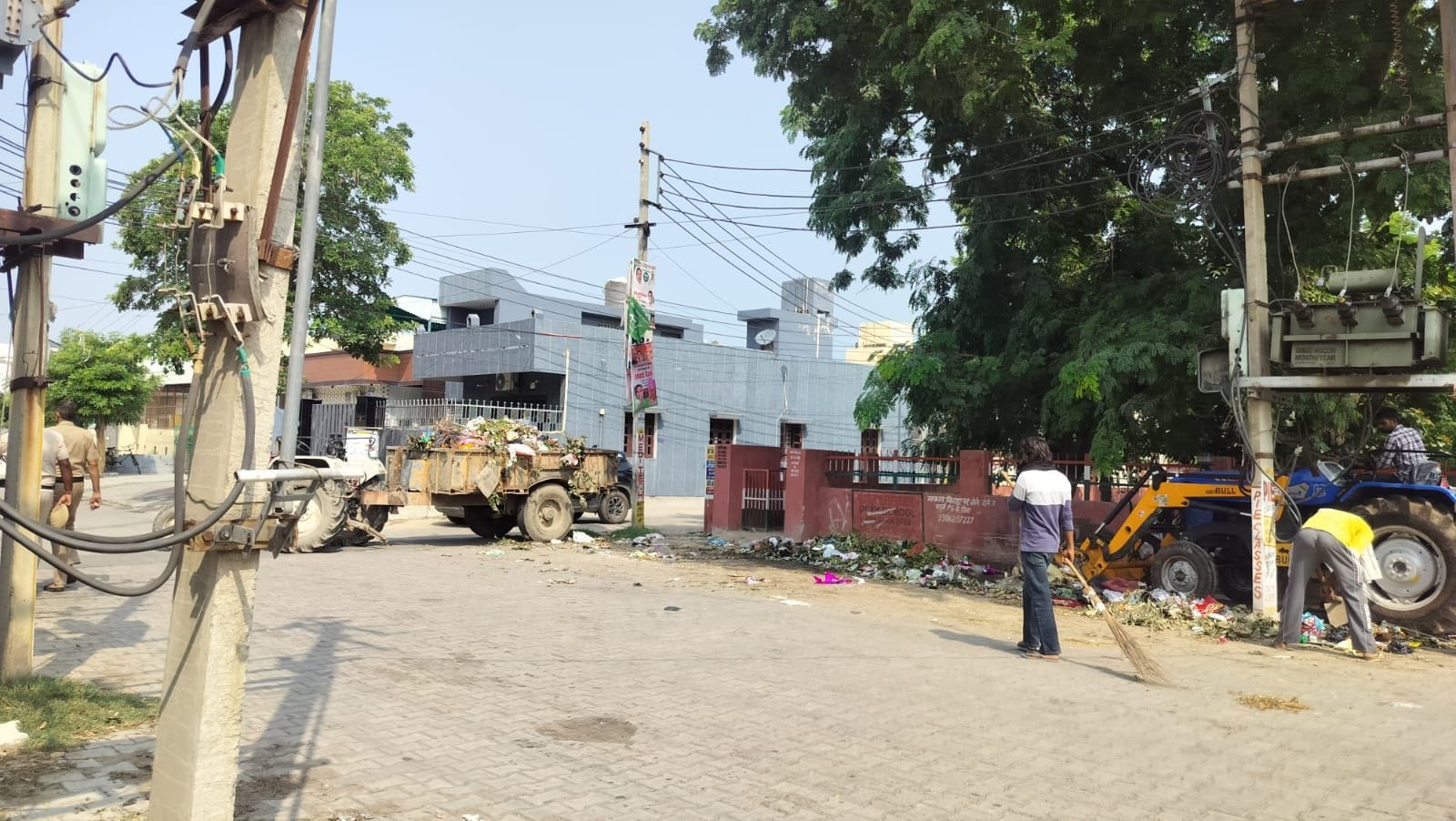 07जेएनडी04: नगर परिषद के कर्मचारी अर्बन इस्टेट से कूड़ा उठवाते हुए। संवाद