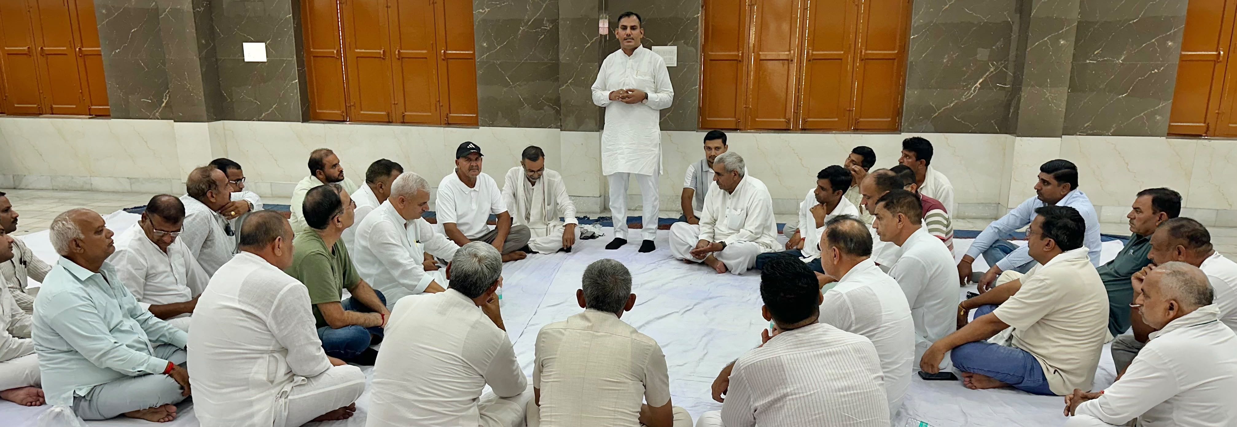 07जेएनडी06: नई अनाज मंडी की राधाकृष्ण धर्मशाला में बैठक के दौरान प्रधान पद को लेकर चर्चा करते ह