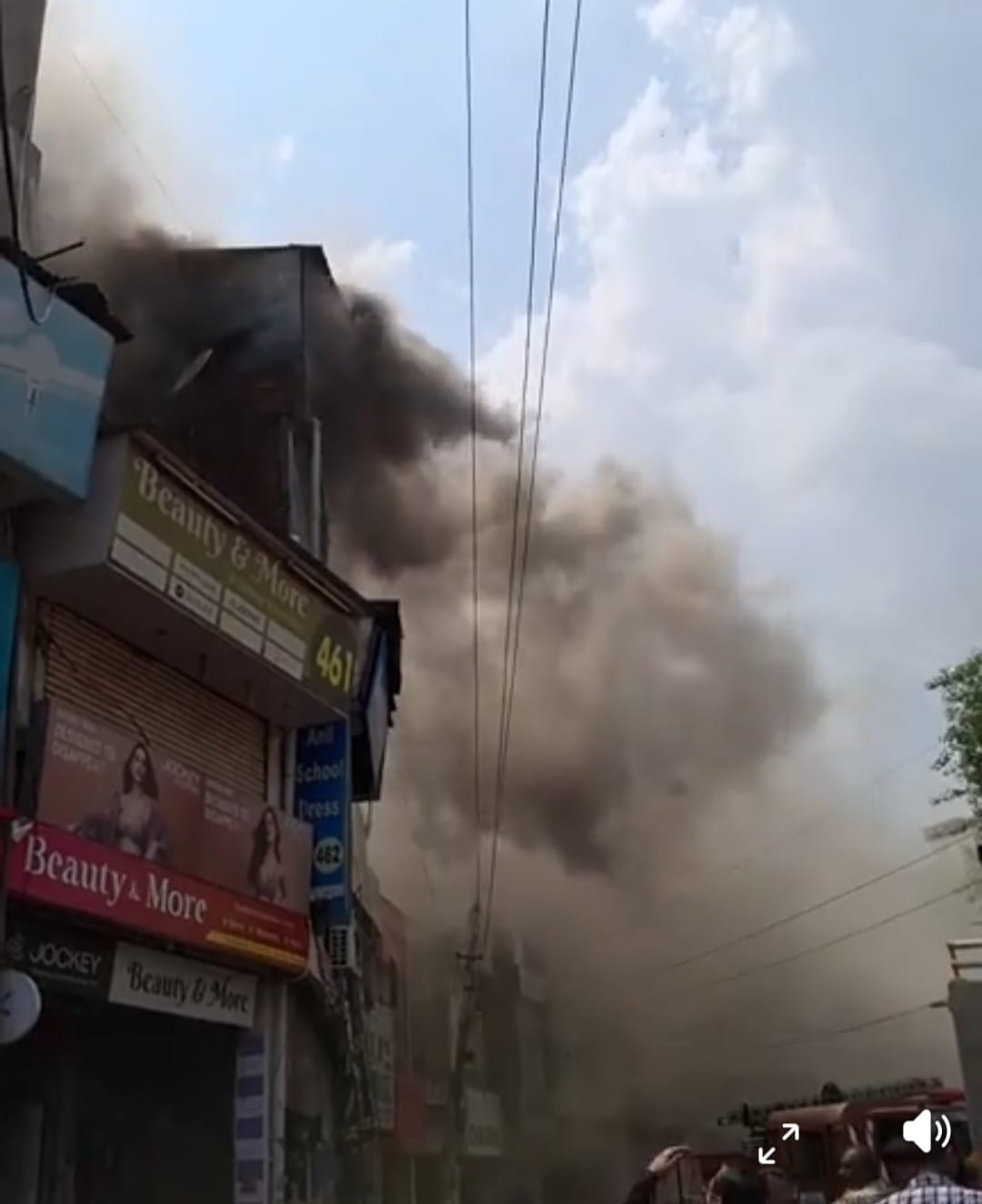 A fire broke out at a school uniform shop, the roof of the third-fourth floor collapsed, and it was extinguished in two and a half hours with the help of 9 fire trucks