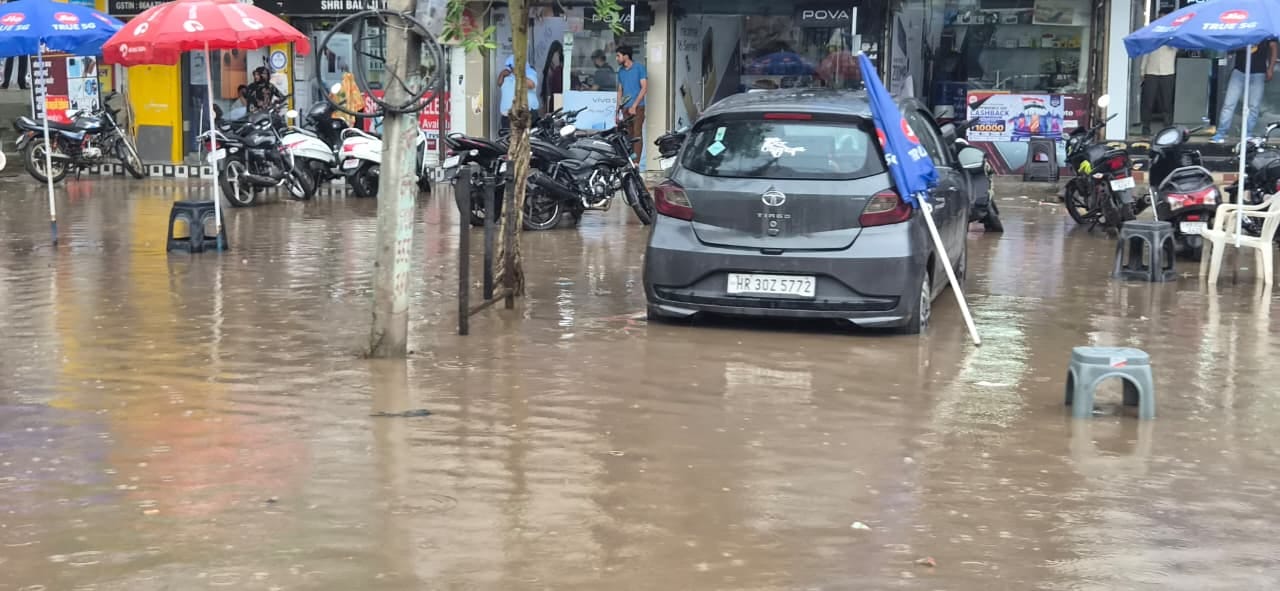 आगरा चौक स्तिथ मार्केट। संवाद