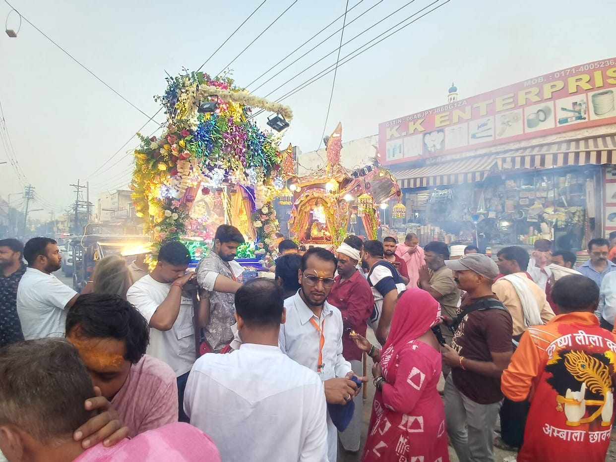 Procession taken out in Phooldol festival, market echoes with Radhe-Radhe