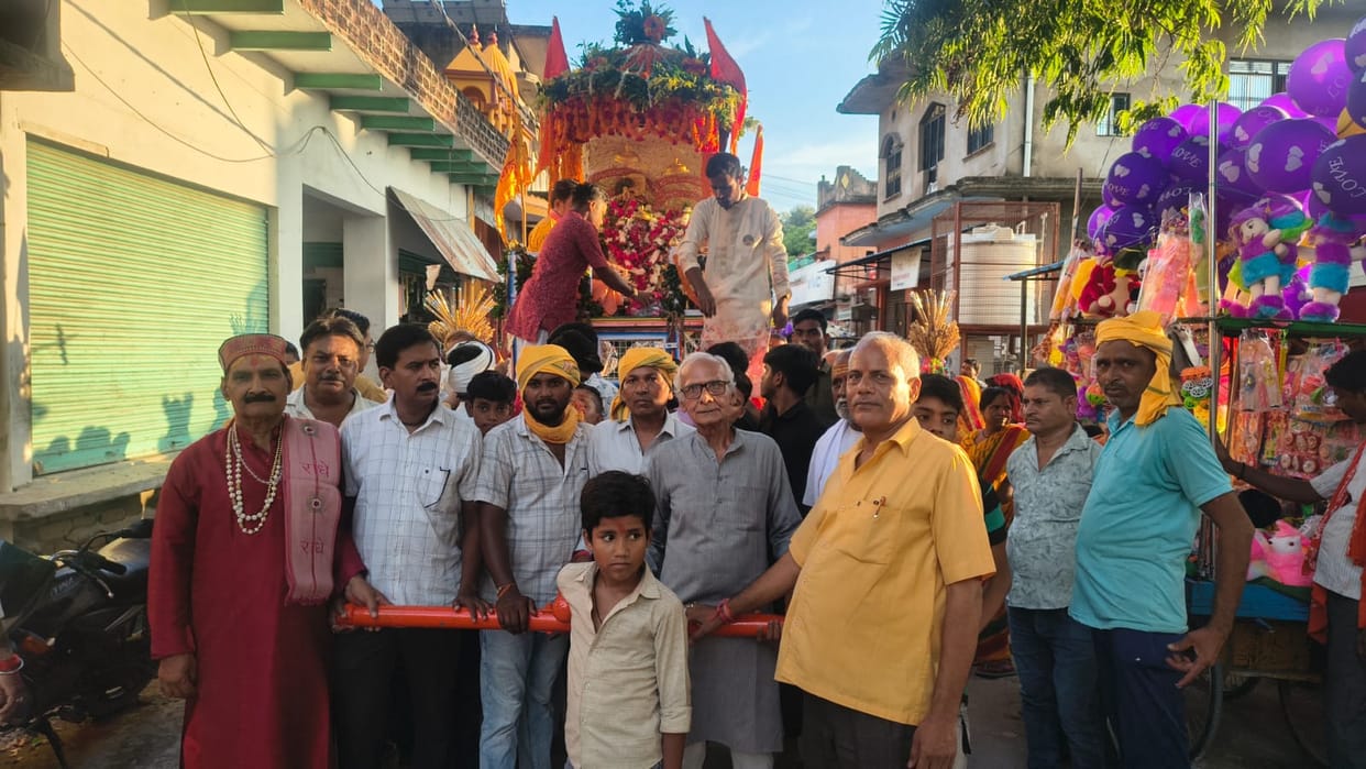 Lord Shri Krishna's richly decorated chariot set out on a procession through the city.