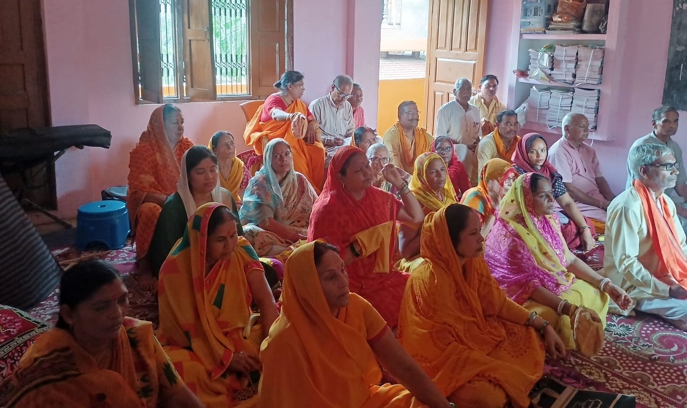 अमेठी स्थित गायत्री मंदिर परिसर में मंत्र जप करते श्रद्धालु। स्रोत : आयोजक