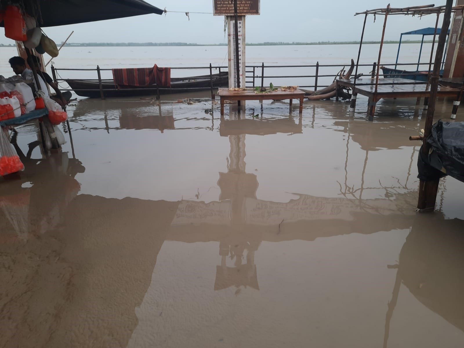 अनूपशहर में गंगा घाट को पार कर सड़क पर पहुंचा बढ़ा जलस्तर। संवाद