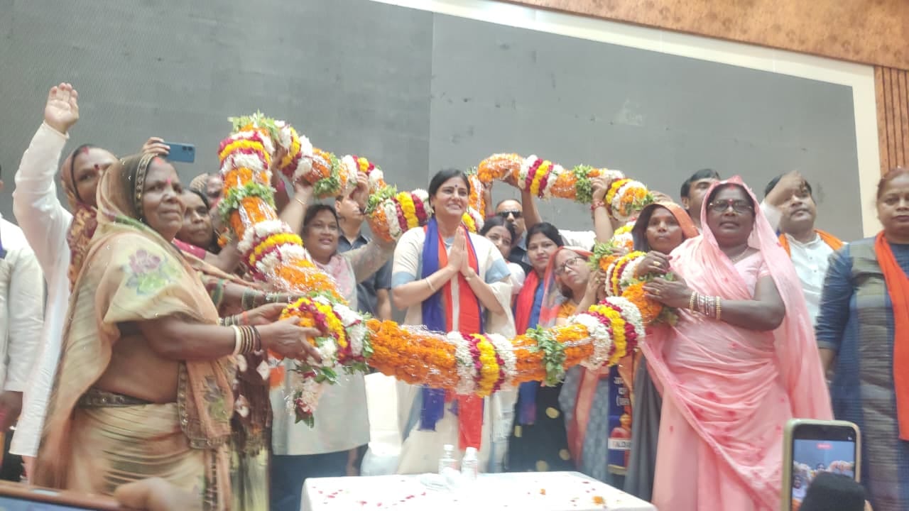 अपना दल (एस) की राष्ट्रीय अध्यक्ष व केंद्रीय राज्य मंत्री अनुप्रिया पटेल को माला पहनाते पार्टी 