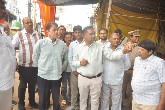 अतरपुरा चौराहा स्थित शहीद स्थल की जानकारी करते सांसद अरुण गोविल। संवाद