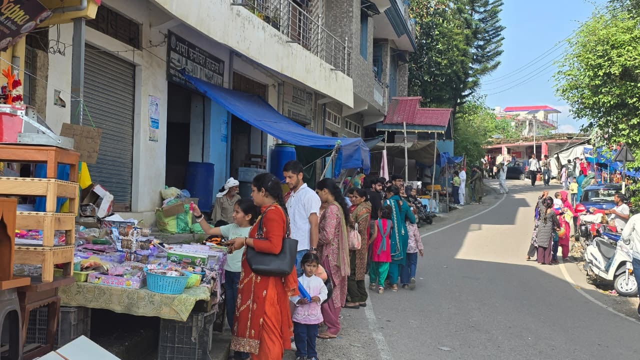 अवाहदेवी में आयोजित मेले में खरीदारी करते लोग। संवाद
