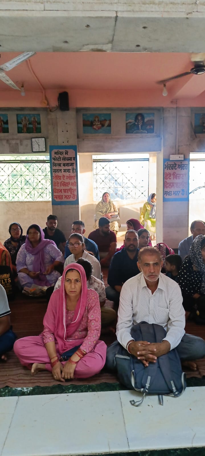 बाबा बालक नाथ मंदिर दियोटसिद्ध में दर्शन करने के बाद कीर्तन हॉल में बैठे श्रद्धालु। संवाद