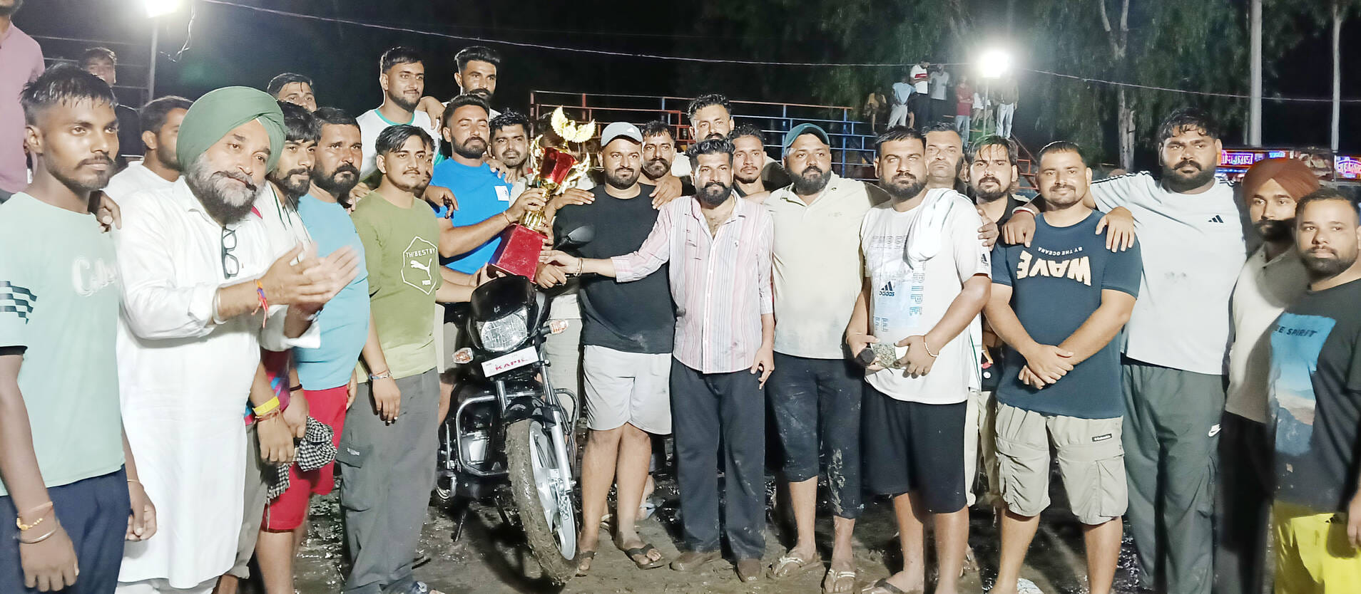 बाबैन। गांव बेरथली में आयोजित टोचन मुकाबले में विजेता टीम को मोटरसाईकिल देते पोला ग्रुप शाहाबाद