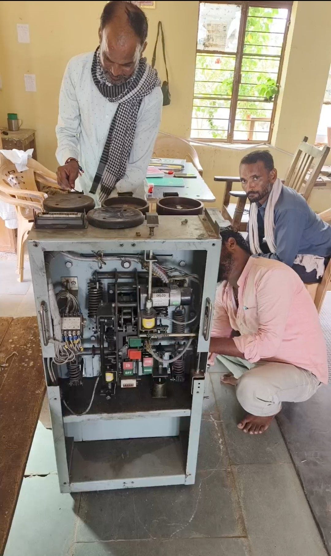 बछरावां के बिसुनपुर उपकेंद्र में रविवार को उपकरण की मरम्मत करते कर्मचारी।