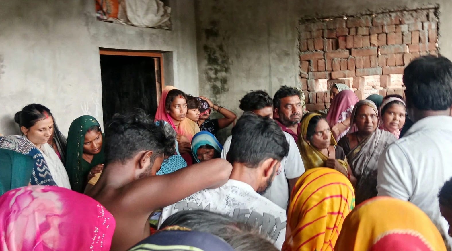 बीएससी के छात्र की मौत के बाद लालीपुर भात गांव में घर पर जुटी भीड़। संवाद