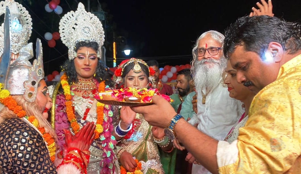 भगवान को तिलक करते नंदन जी महाराज व भवानी शंकर माहेश्वरी। संवाद