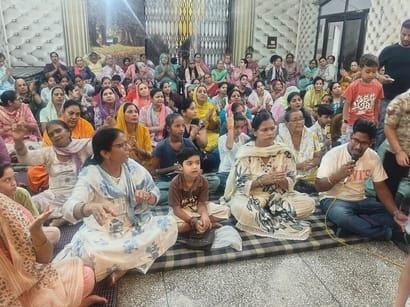 भजना कीर्तन में झूमते श्रद्धालु। विज्ञप्ति