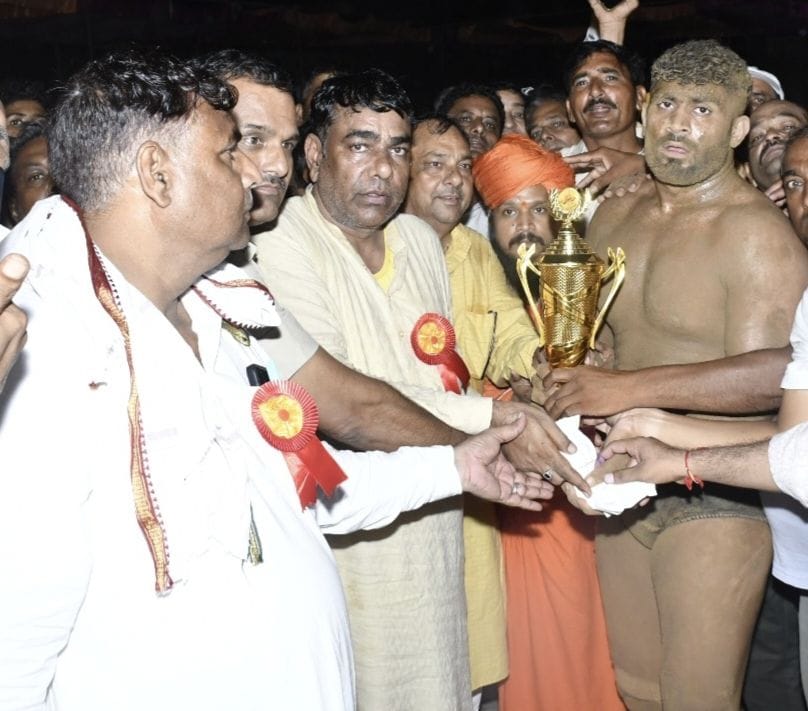 बहल। गोगा मेले के अवसर पर शनिवार देर शाम आयोजित कुश्ती दंगल में चैहड़ कलां के पहलवान प्रतीक श्य