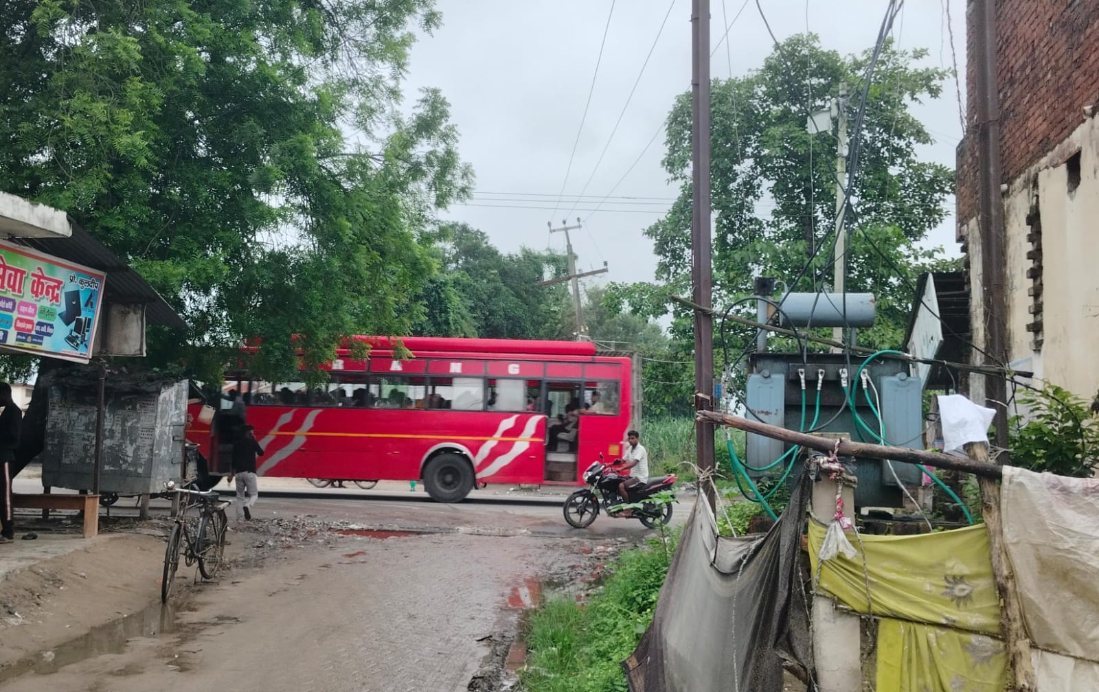 भानपुर चौराहे पर हाइवे के दस कदम दुरी पर रखा ट्रांसफॉर्मर। संवाद
