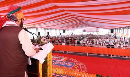भिवानी के बवानीखेड़ा में स्थित अनाज मंडी में जनसभा को संबोधित करते मुख्यमंत्री नायब सिंह सैनी।