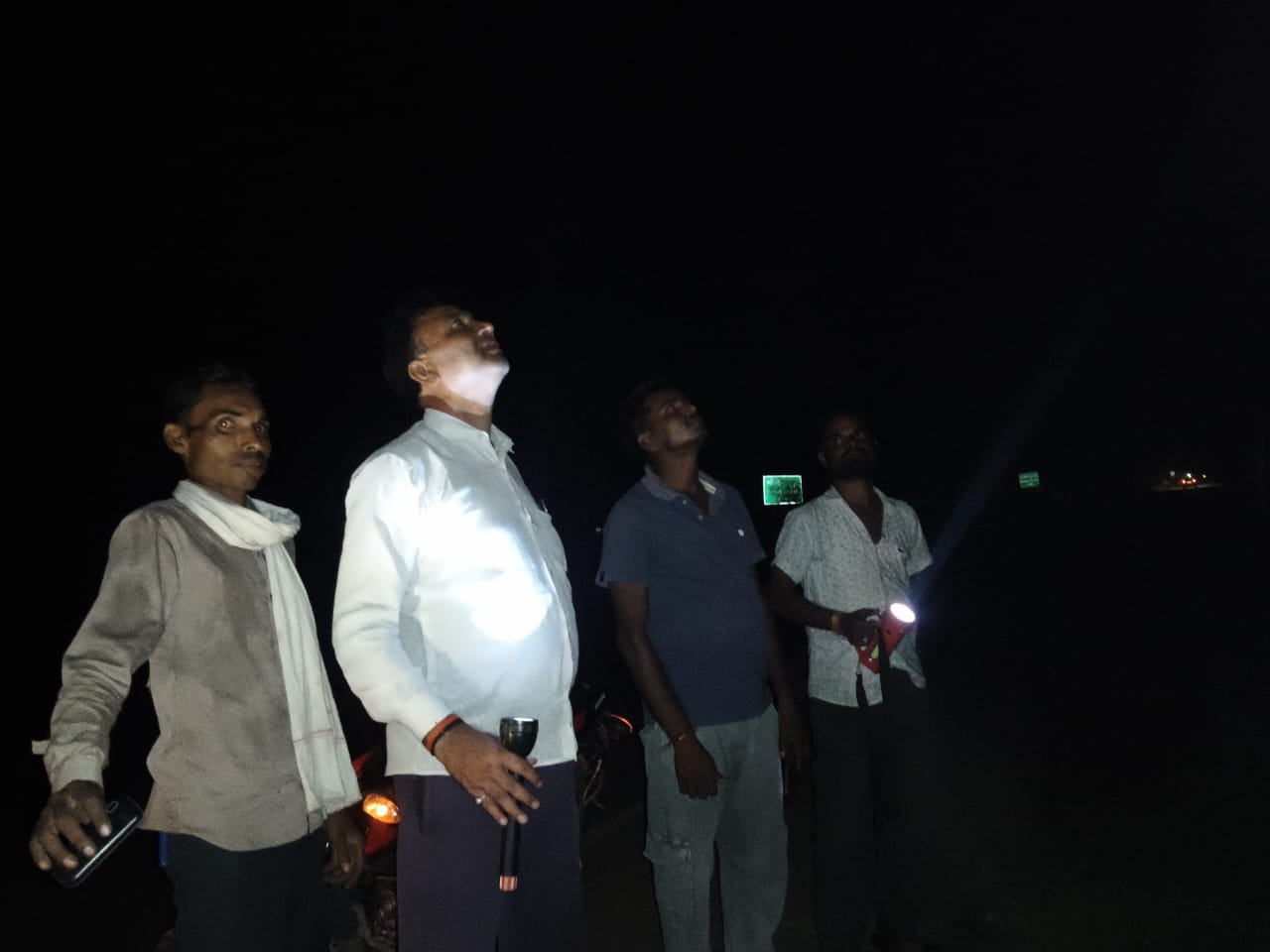 बिजली सही करते कर्मचारी