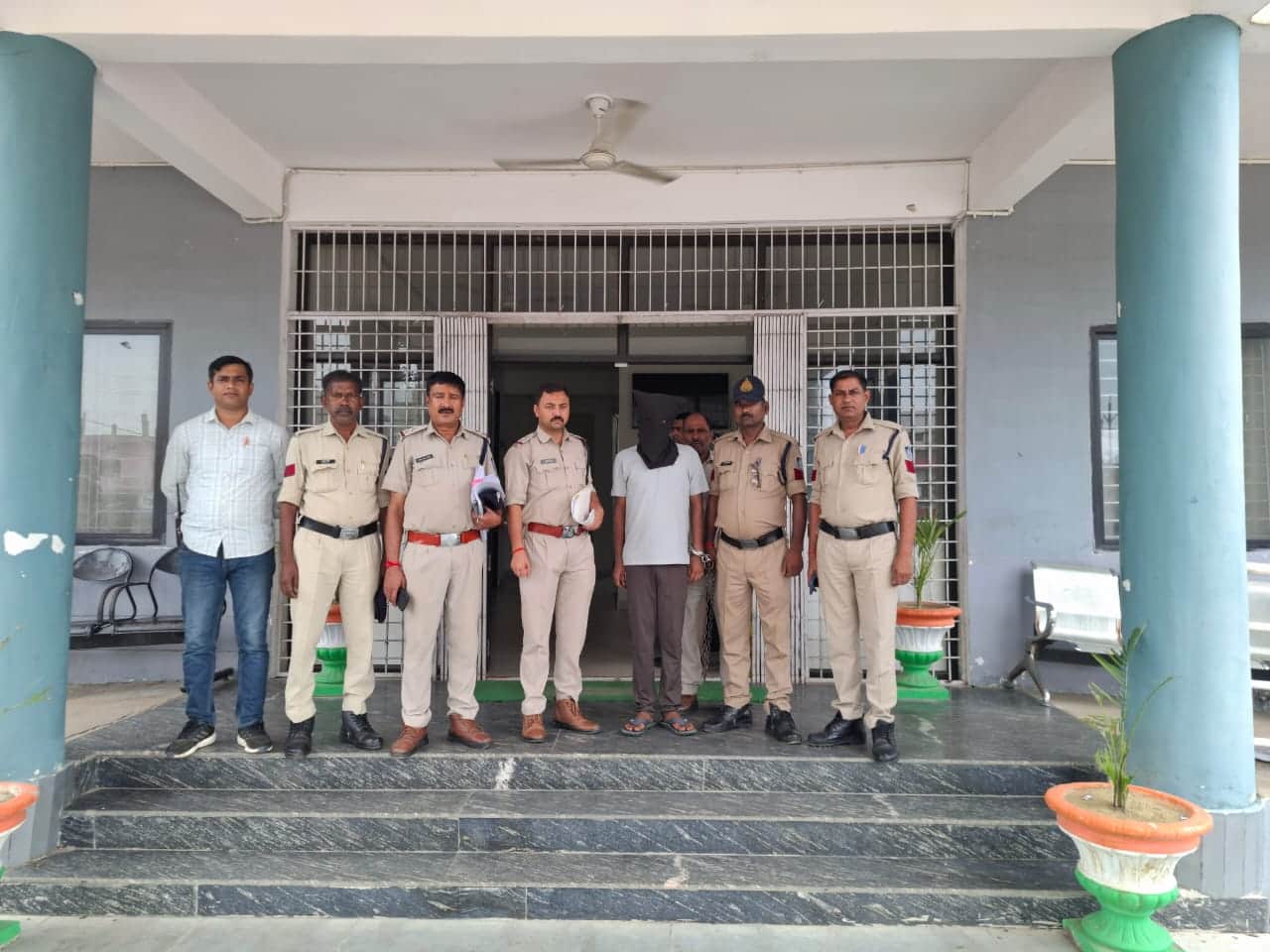 पुलिस की गिरफ्त में आरोपी