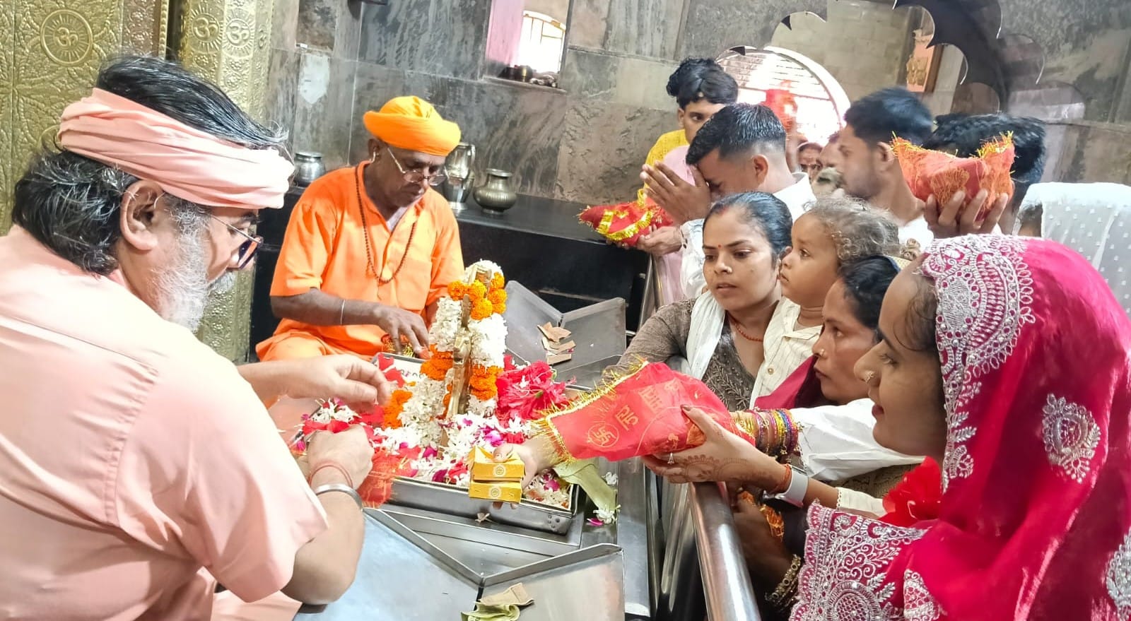 बलरामपुर के मां पाटेश्वरी देवी मंदिर में पूजा अर्चना करते श्रद्धालु