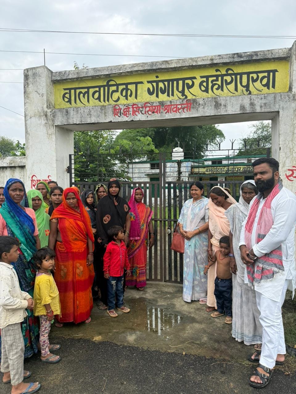 बालवाटिका गंगापुर बहोरीपुरवा के बाहर खड़ी विधायक व अन्य कार्यकर्ता।