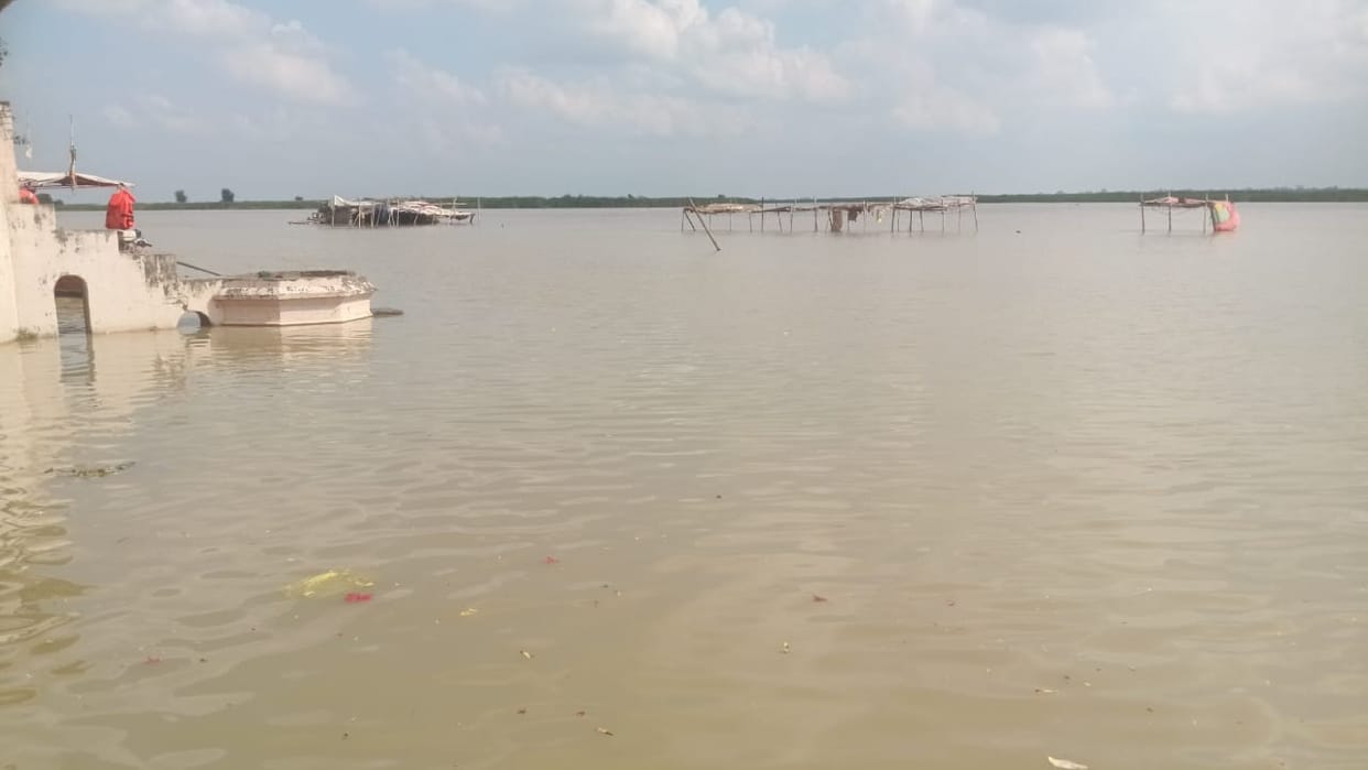 Saryu is moving towards the villages in Barhaj, increasing the heartbeat of the villagers.