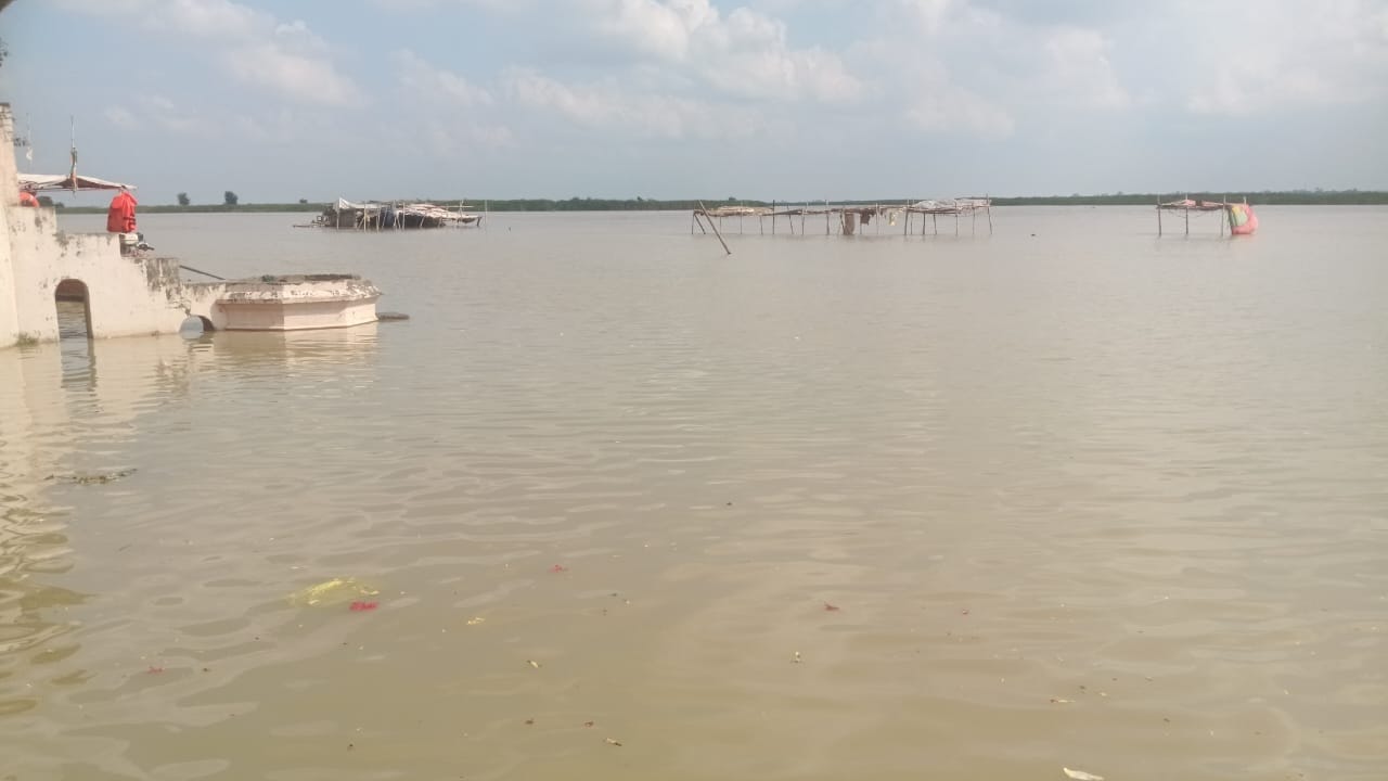 बरहज में विकराल रूप में बह रहीं सरयू  