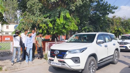 बरमाणा के नेता प्रतिपक्ष को काले झंडे दिखाते कांग्रेस कार्यकर्ता। स्रोत: जागरूक पाठक