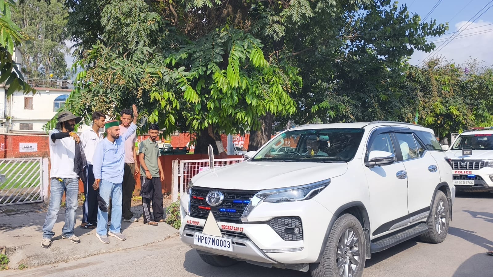 बरमाणा के नेता प्रतिपक्ष को काले झंडे दिखाते कांग्रेस कार्यकर्ता। स्रोत: जागरूक पाठक