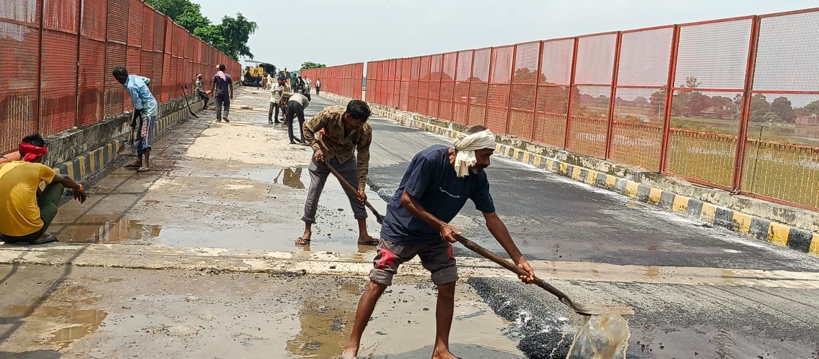 बारिश बंद होने के बाद काम में जुटे श्रमिक। 