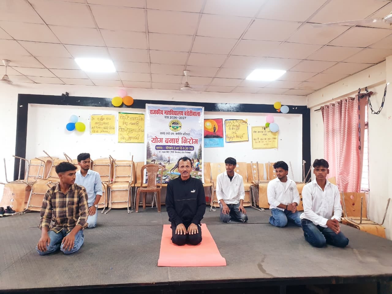 बरोटीवाला कालेज मं योग का प्रशिक्षण देते हुए योग प्रशिक्षण ड़ा. श्याम सिंह- स्रोत-कालेज।