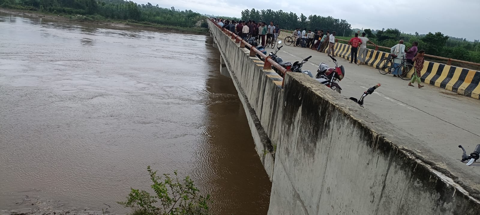 बीसलपुर में देवहा नदी के इसी घाट पर नदी में  कूदा कैलाश चंद्रसंवाद