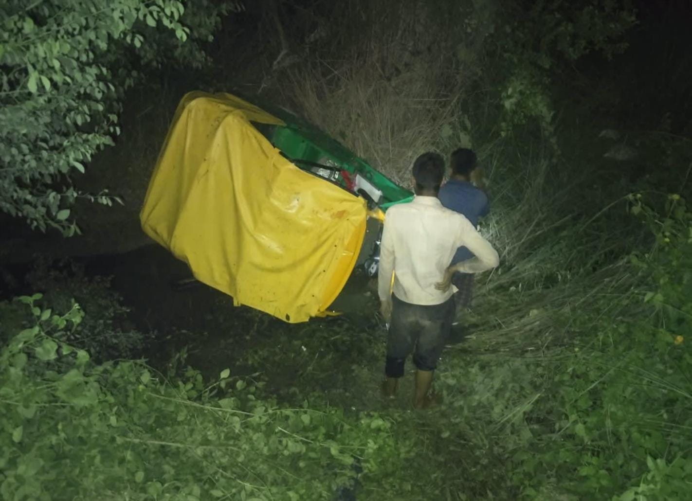 बौद्ध परिपथ के बगल खड्ड में पलटा टेंपो।- 