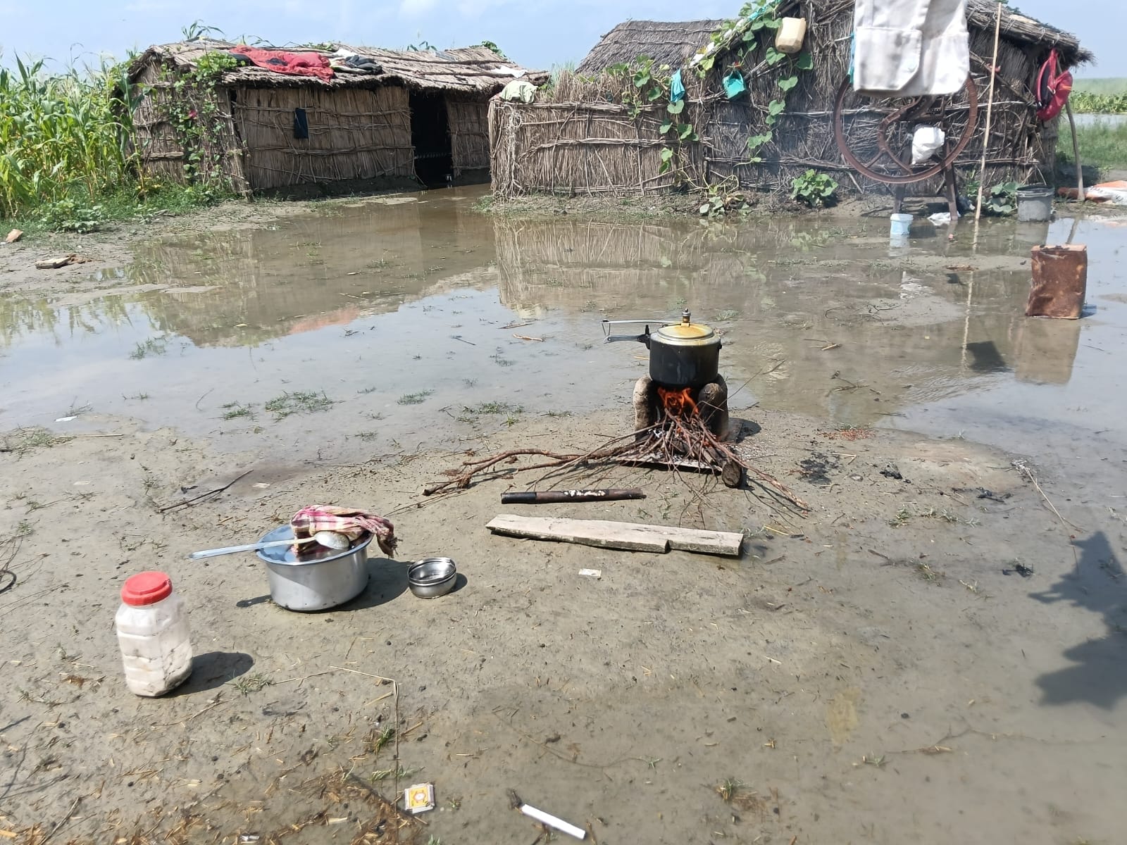 बाढ़ के पानी में जल रहा चूल्हा