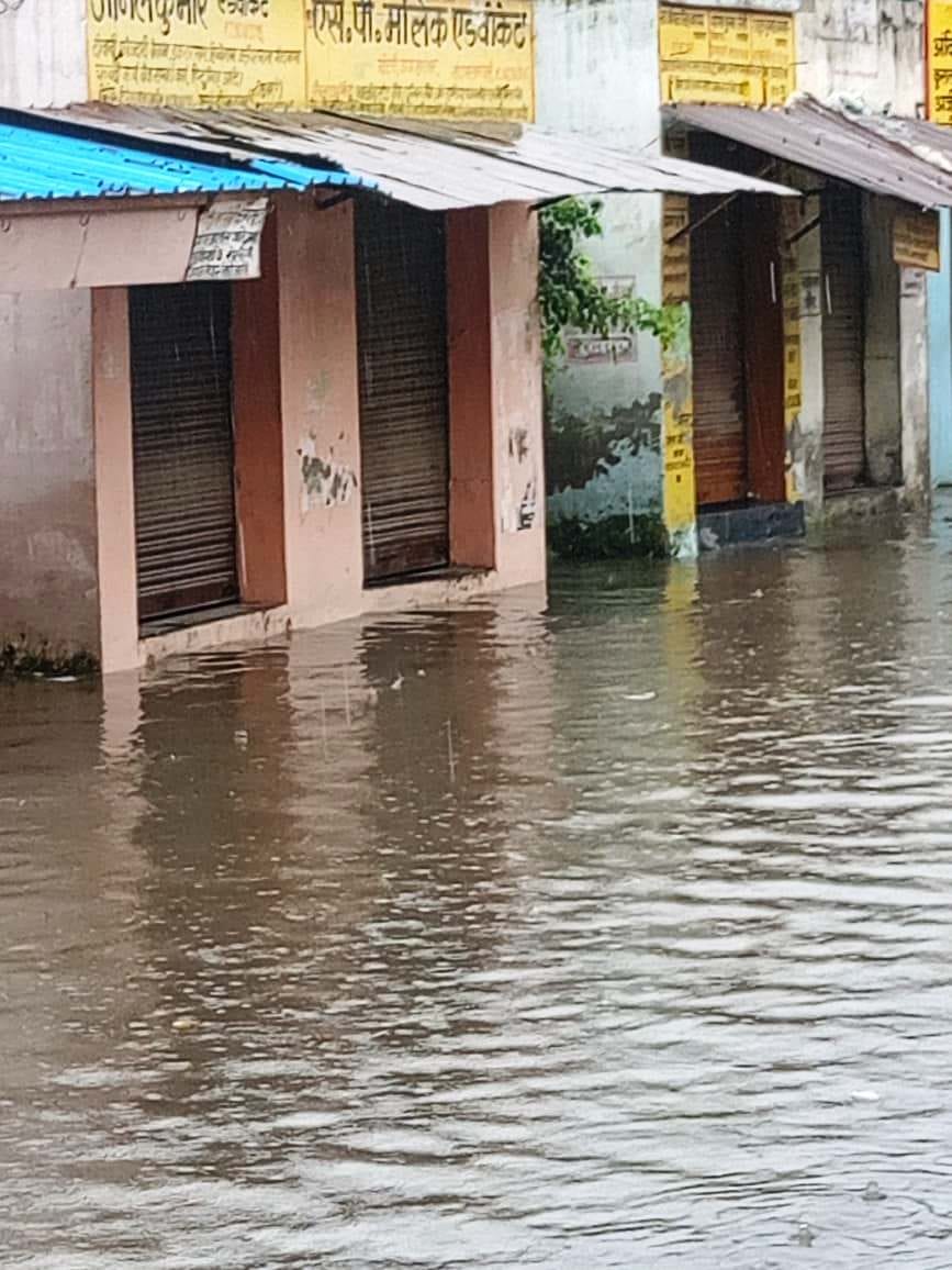 बुढ़ाना। तहसील परिसर में भरा पानी। संवाद