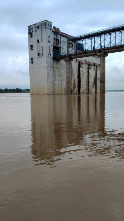 चंबल का जलस्तर बढ़ा, पिनाहट घाट पर जान जोखिम में डाल रहे लोग