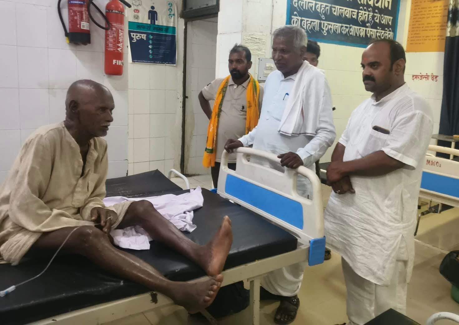 चकिया जिला संयुक्त चिकित्सालय में निरीक्षण के दौरान मरीजों से जानकारी लेते भाजपा विधायक कैलाश आ