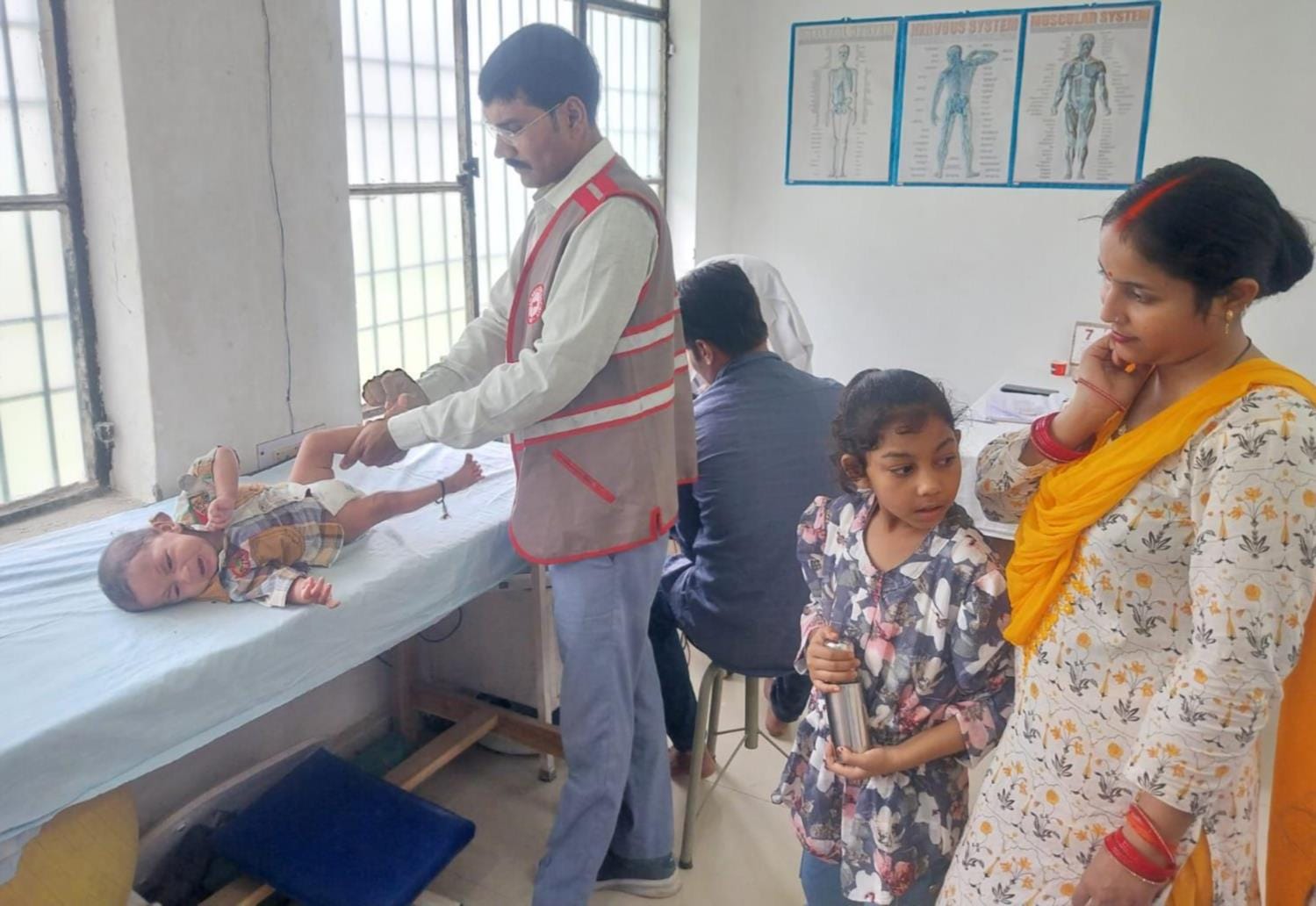 डीडीआरसी भिनगा में बच्चे की मसाज थेरेपी करते विशेषज्ञ।-
