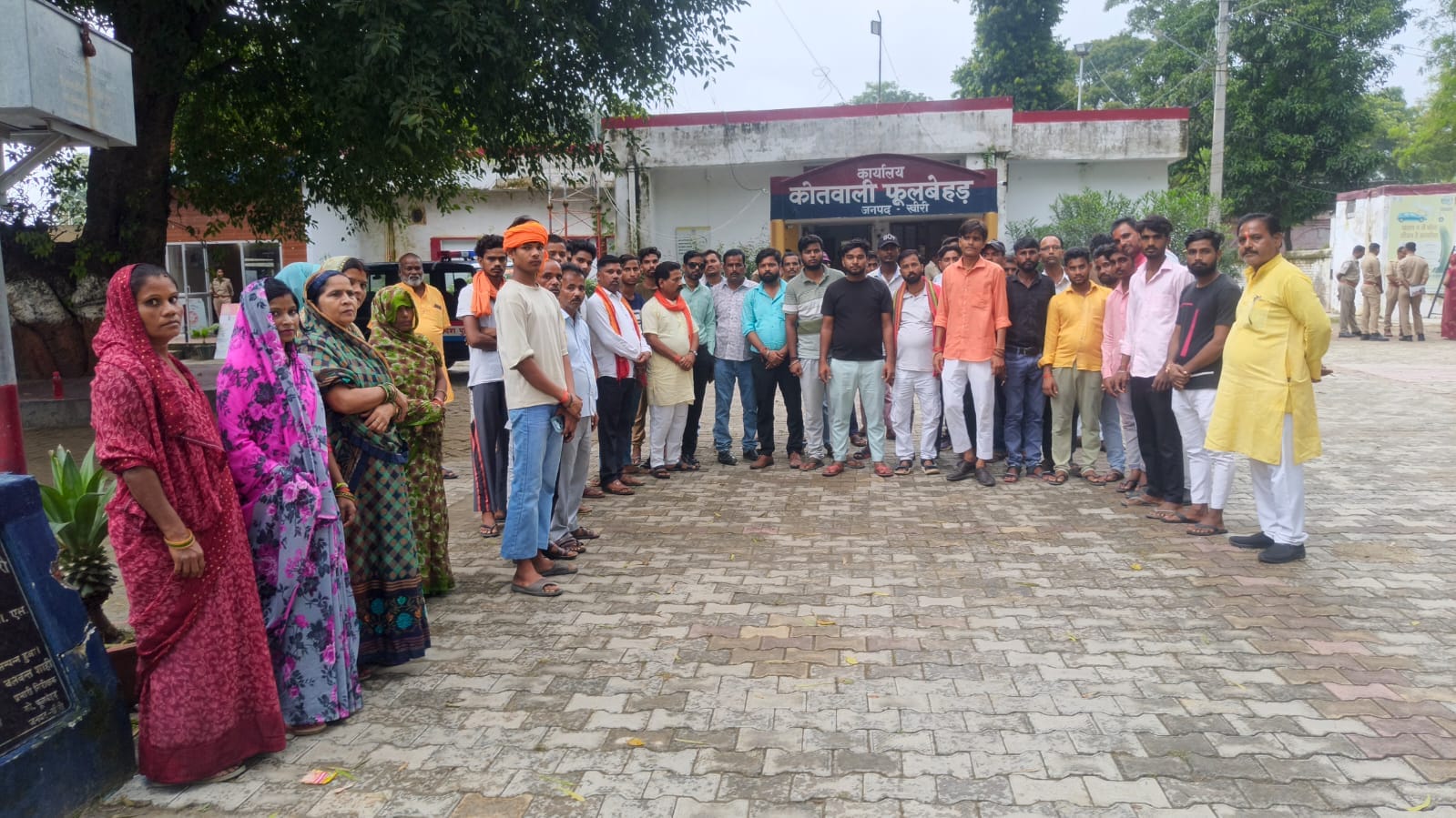 फूलबेहड़ थाने में शिकायत करने पहुंचे हिंदू संगठन के लोग। स्रोत सोशल मीडिया