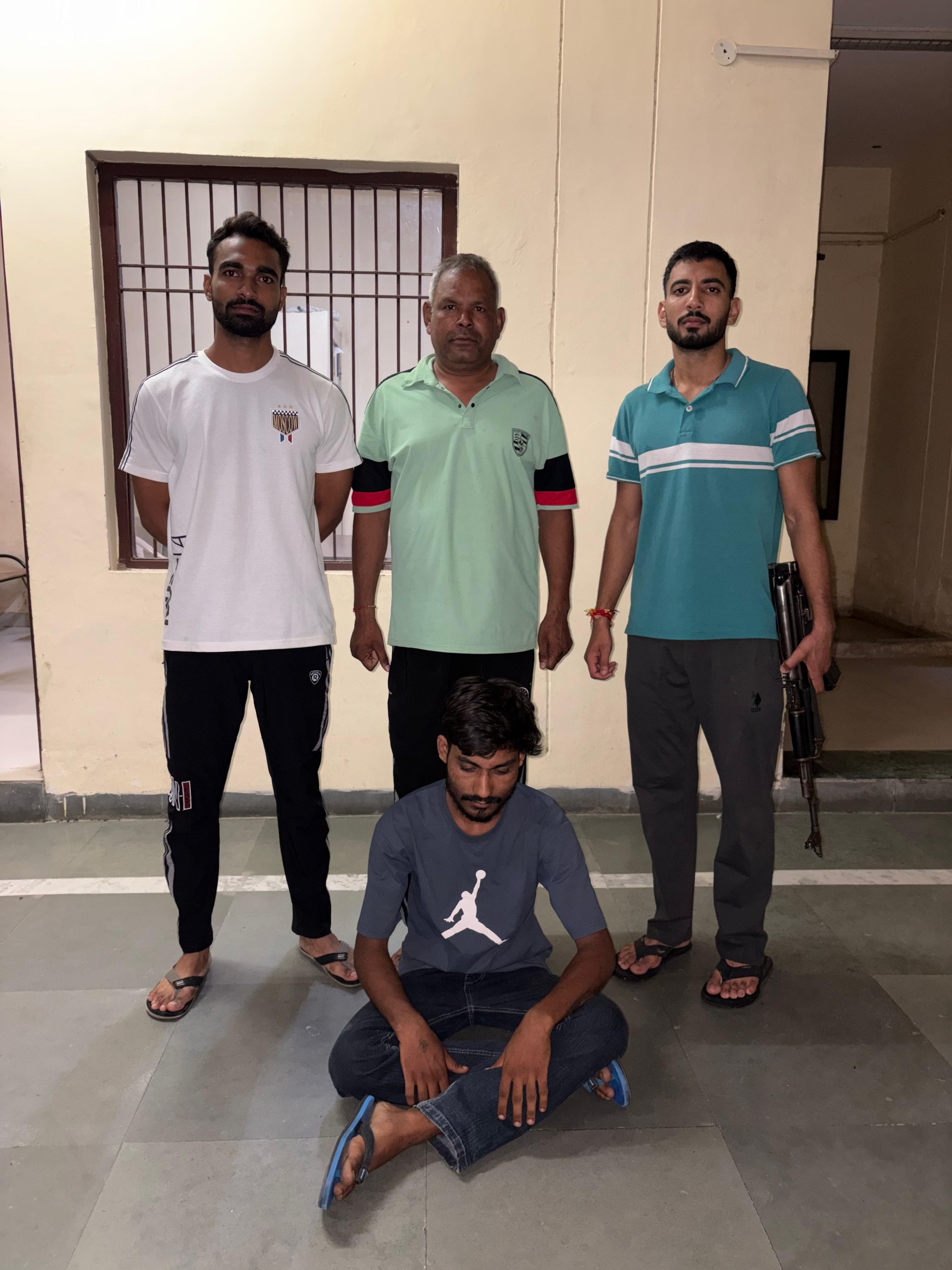 फोटो 02 पुलिस की गिरफ्त में आरोपी गोपाल। स्रोत: पुलिस