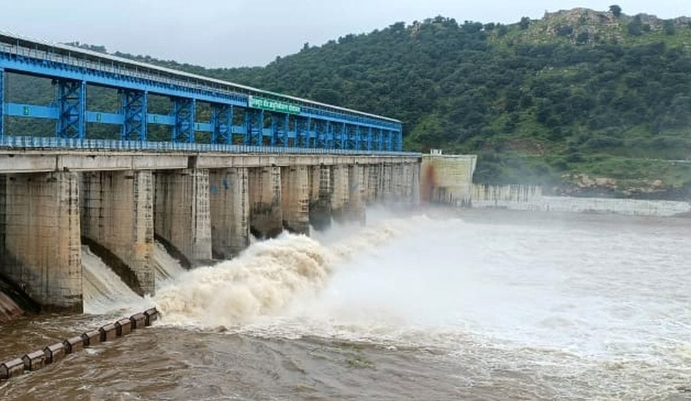 फोटो 06 एमएएचपी 13 परिचय-लहचूरा बांध के सात फाटक खोलकर छोड़ा जा रहा अतिरिक्त पानी। संवाद