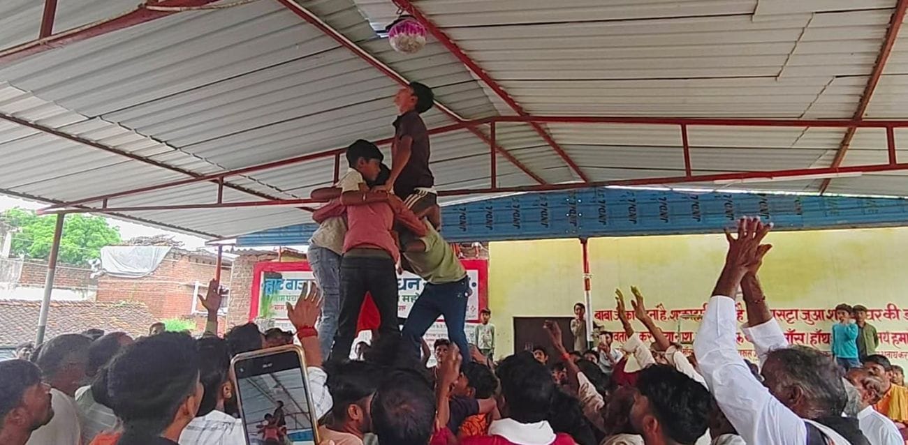 फोटो 06 एमएएचपी 14 परिचय-ब्लाॅक जैतपुर के सतारी गांव में दही हांडी तोड़ते युवा। संवाद