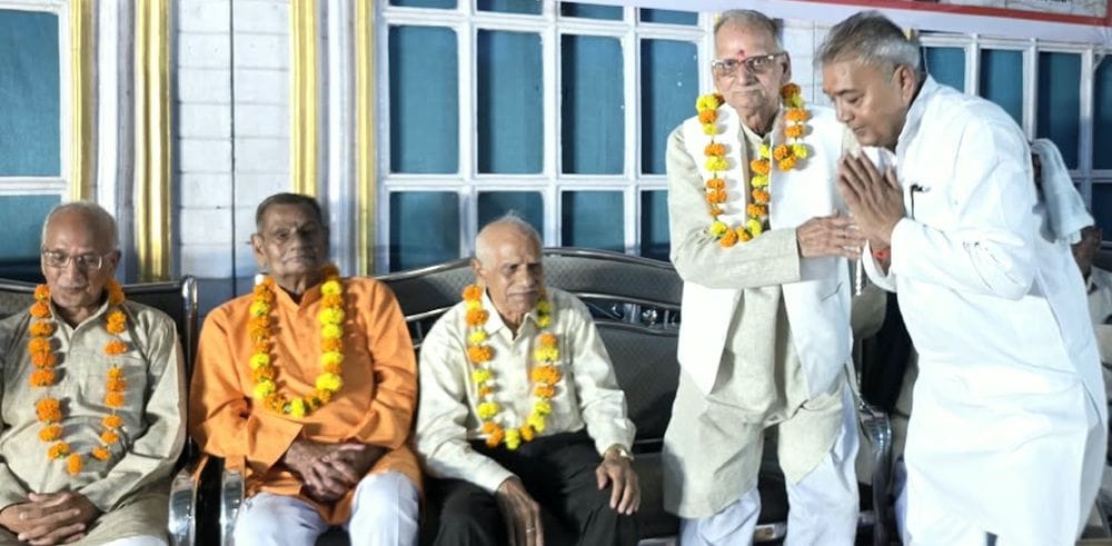 फोटो 06 एमएएचपी 17 परिचय-सेवानिवृत्त शिक्षक को सम्मानित करते उद्योग व्यापार मंडल के जिलाध्यक्ष 