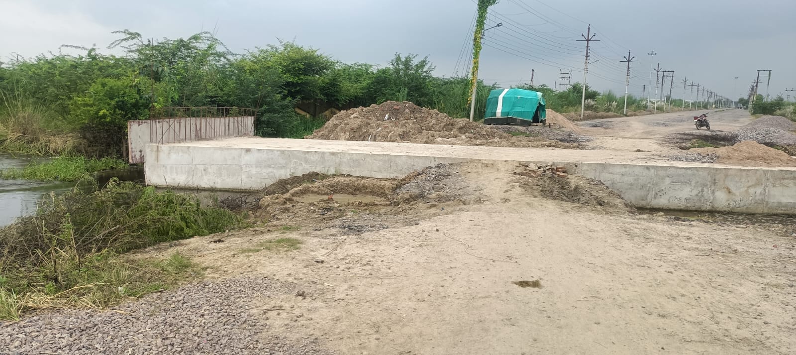 फोटो -17- प्लास्टिक सिटी के मुख्य रोड पर बनी पुलिया की स्थिति। संवाद
