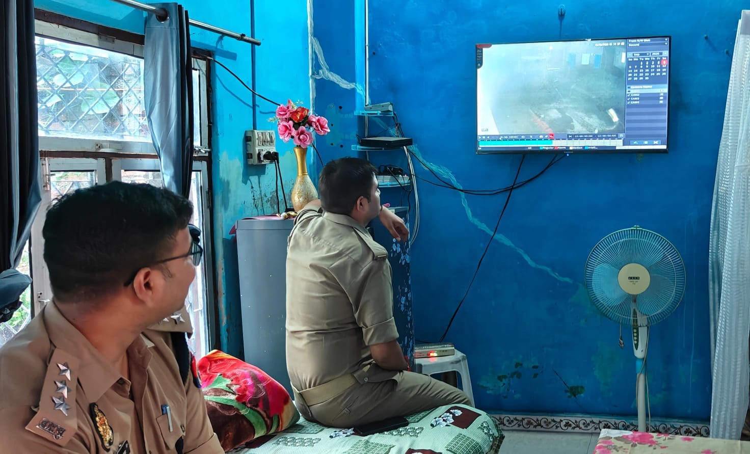 फोटो- 19 गांव में सीसीटीवी फुटेज खंगालते सीओ परमेश्वर प्रसाद। संवाद