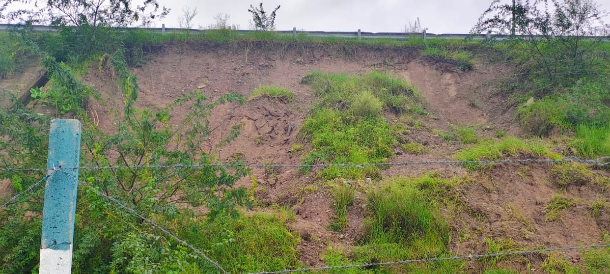 Bundelkhand Expressway... More than 12 rain cuts in a 2-km stretch.