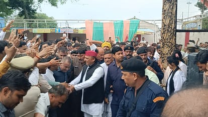 फोटो -25- कार्यकर्ताओं से हाथ मिलाते सपा सुप्रीमो अखिलेश यादव। संवाद