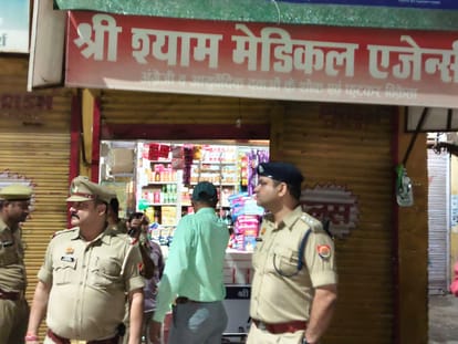 फोटो-26-प्रियांशु गुप्ता के मेडिकल स्टोर पर जांच करते सीओ व अन्य। संवाद